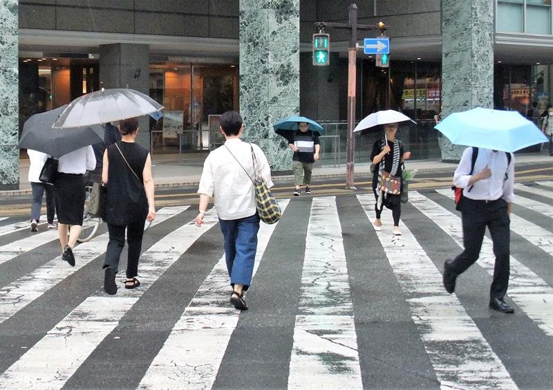 千葉県内で１０日ぶりに確認された降雨の中、傘を差して歩く人たち＝１日午後、千葉市中央区
