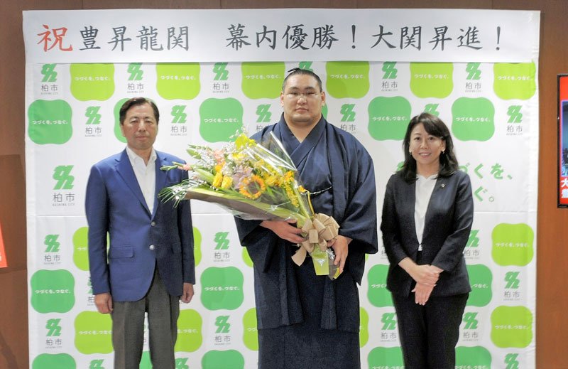 優勝報告に太田市長（右）を訪ねた豊昇龍関（中央）。左は柏力会の小田山会長＝１日、柏市役所
