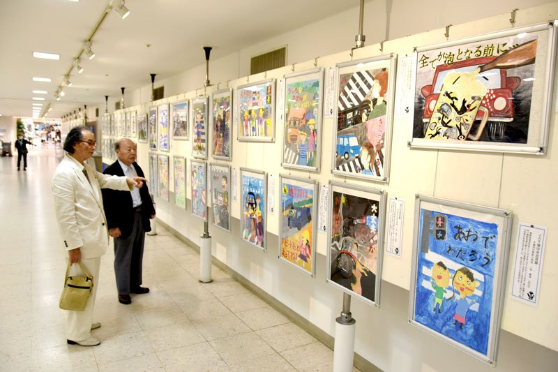 作品を講評する前嶋審査員長（左）と花香副審査員長＝１日、千葉市中央区