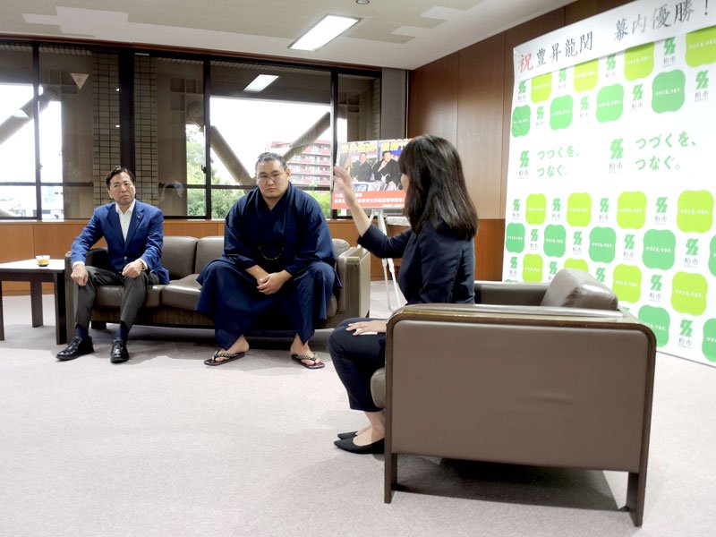 古里柏へ堂々凱旋　初Ｖと新大関、市長に報告　大相撲・豊昇龍