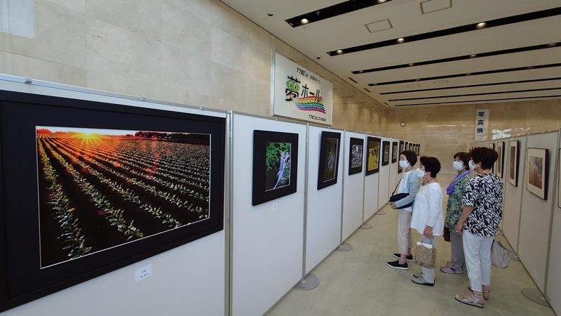 テーマ別に力作が並ぶ「８人の写真展」＝市原市更級の夢ホール
