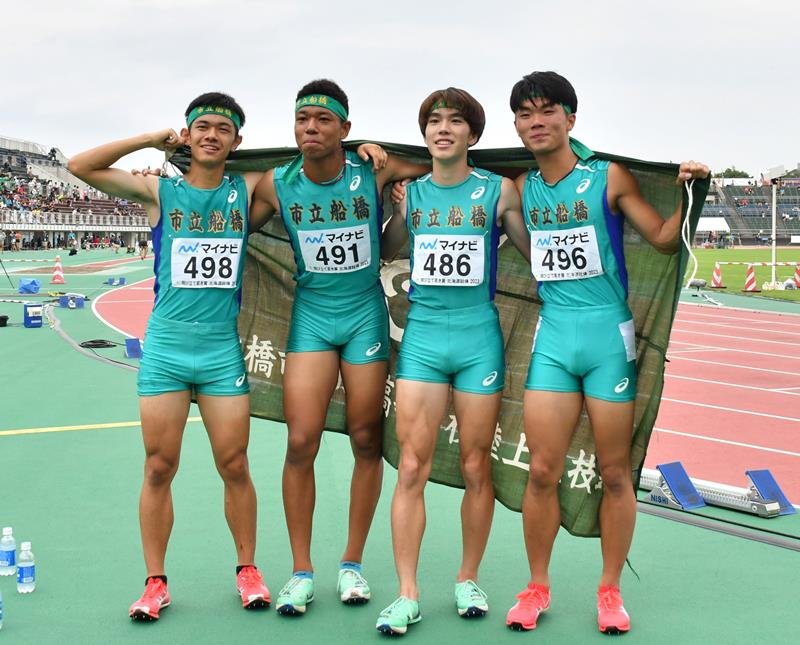 男子４００メートルリレーで優勝した市船橋（左から１走八幡、２走田原、３走伊藤、４走馬原）＝札幌厚別公園競技場
