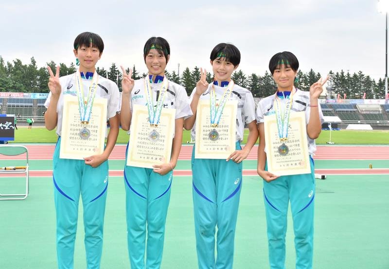 女子４００メートルリレーで２位に入った市船橋（左から１走宮地、２走杉本、３走樋口、４走亀山）＝札幌厚別公園競技場
