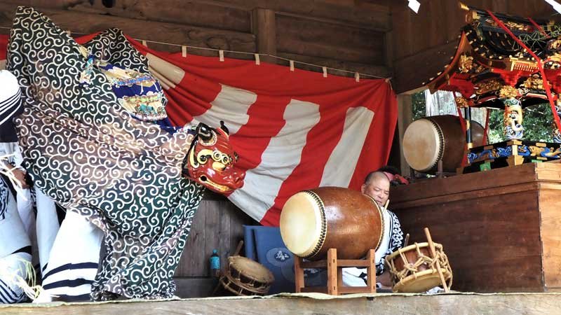 躍動する獅子舞に観客が見入った「大戸見の神楽」＝５日、君津市