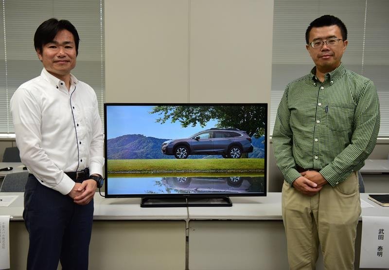 協力体制の構築を発表したザファームの武田社長（右）と千葉スバルの三浦社長＝千葉県庁

