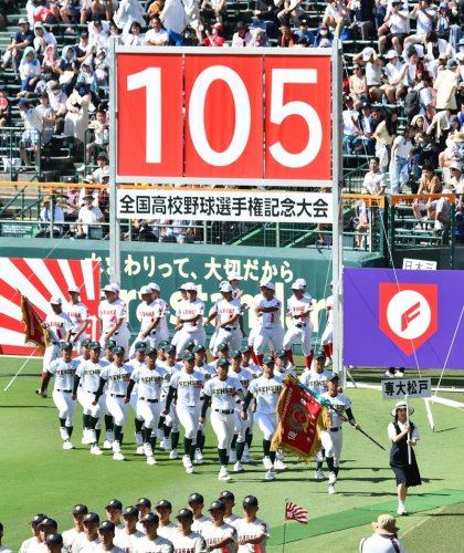 開会式で入場行進する専大松戸の選手たち＝甲子園
