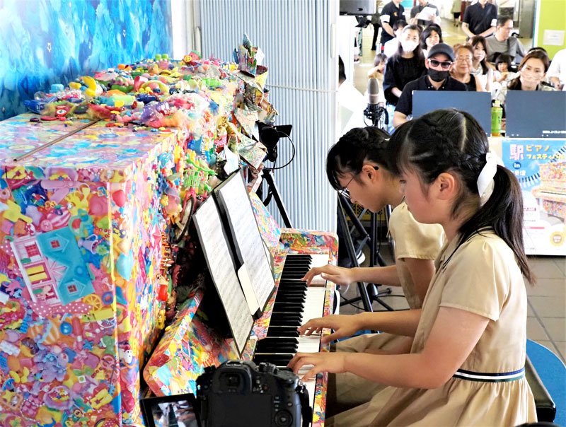 自慢の演奏を披露する駅ピアノフェスティバル出場者＝木更津市