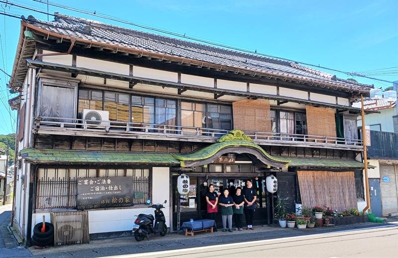 木造２階建て入り母屋造りで、風情あふれる松の家の外観＝勝浦市