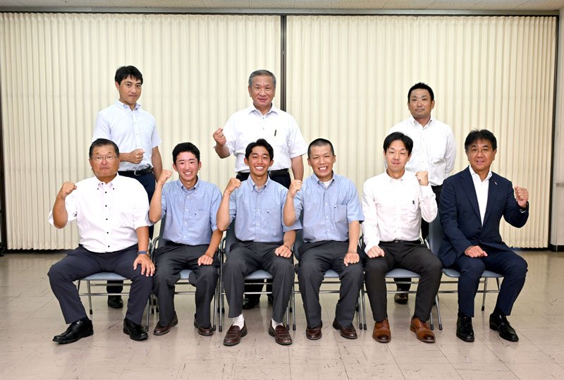 全国大会での健闘を誓う小野寺主将（前列左から３人目）＝千葉日報社本社