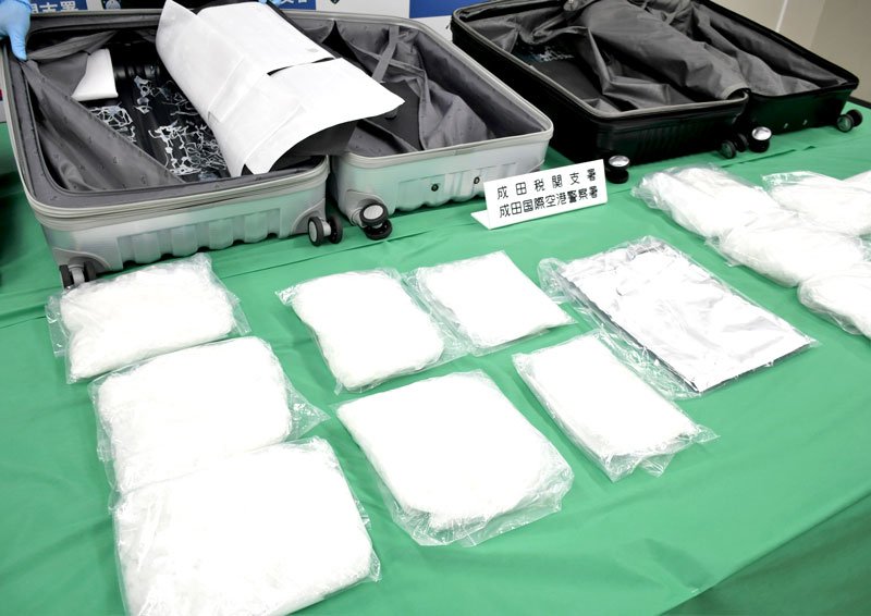 香港の男女が成田空港で密輸しようとした覚醒剤と隠すためのスーツケース＝１５日、成田市