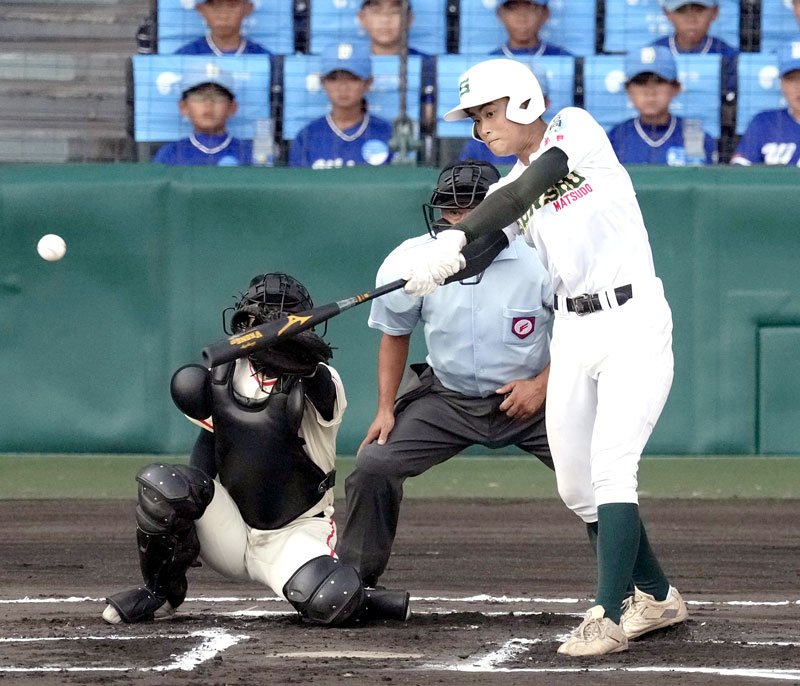専大松戸－土浦日大　１回表専大松戸１死二、三塁、太田が右前に先制打を放つ＝甲子園（共同）