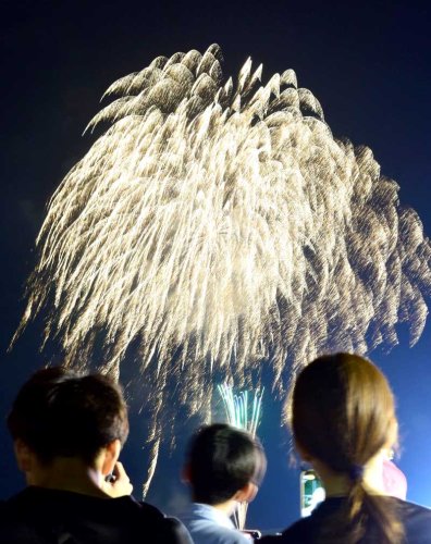 ゆく夏に願い込め　一宮川で灯籠流し、花火も