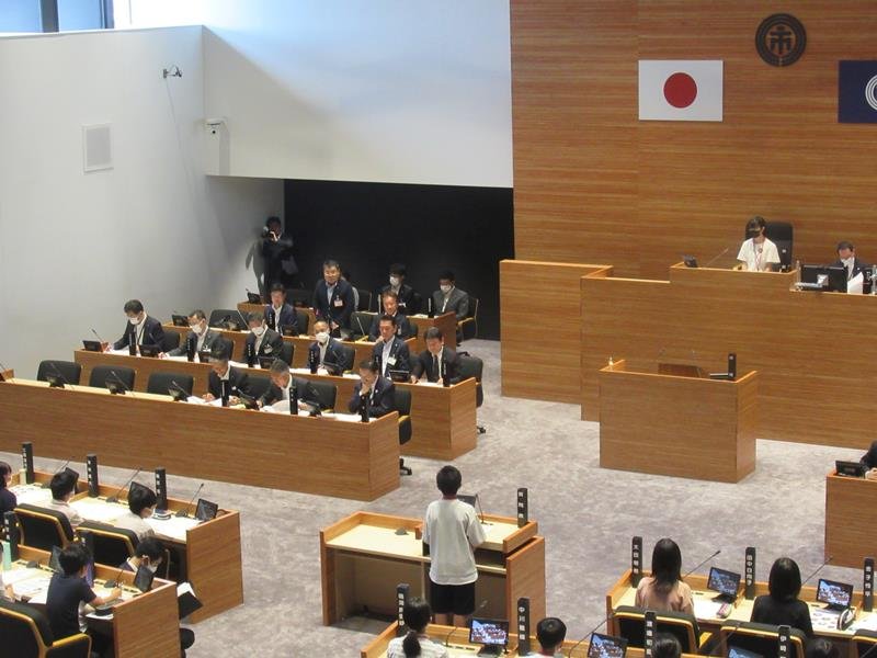 「通学路の安全確保を」　 市川の子ども議会"児童議員"が鋭い質問　