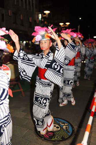 第４８回千葉の親子三代夏祭りで約２千人が「千葉おどり」を楽しんだ＝２０日午後、千葉市中央区