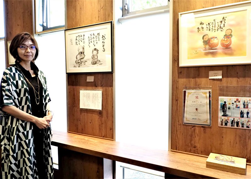 個展会場に立つ北原きりんさん＝木更津市