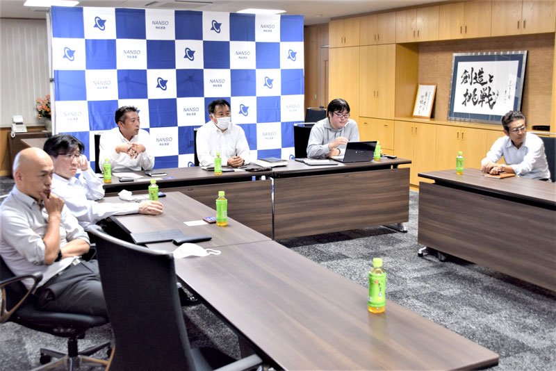 真剣な表情でワークショップに臨む参加者＝東金市