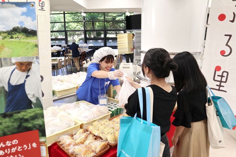 「ふる里学舎浦安」で手作りする人気パンを提供したオープンキャンパス＝浦安市の明海大学浦安キャンパス