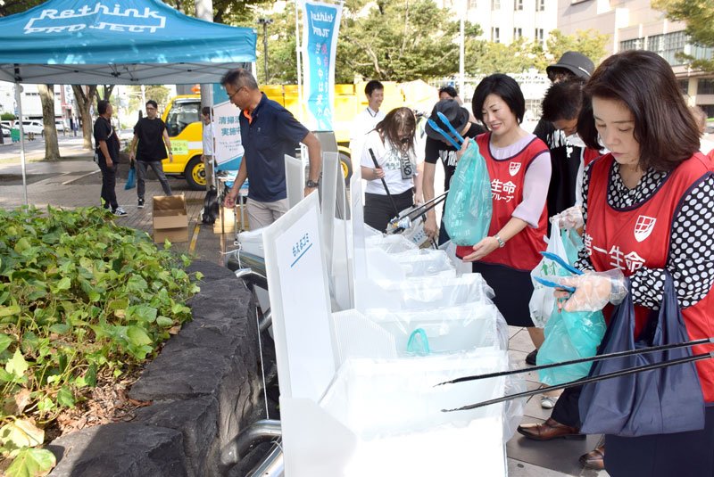 集めたごみを分別してごみ箱に入れる参加者＝千葉市中央区