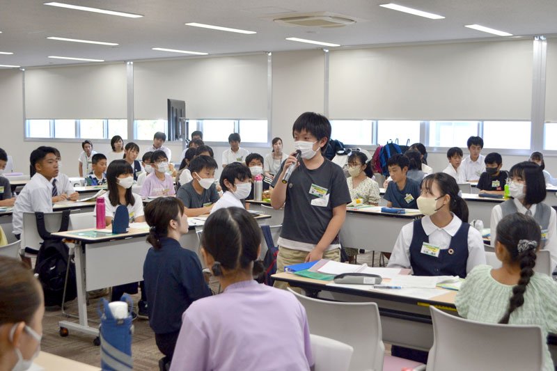 ディスカッションを行う児童生徒ら＝八千代市の秀明大学