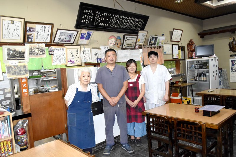 昭和レトロな雰囲気のある二番町房州屋を切り盛りする（左から）２代目妻の政子さん、３代目の照幸さん、妻の真由美さん、４代目の拓真さん＝佐倉市新町
