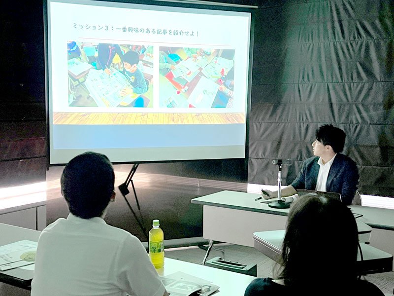 「第３４回ちーばＮＩＥ研修会」で実践報告する実践校の教諭＝千葉市中央区のホール
