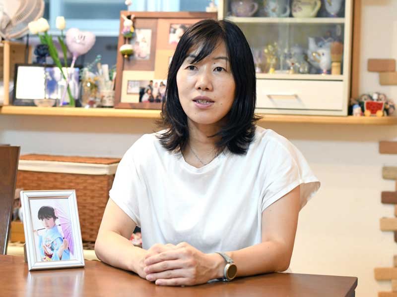 小倉美咲さんが行方不明になって以降、受けてきたネット上の誹謗中傷について説明する母のとも子さん＝９月４日、成田市