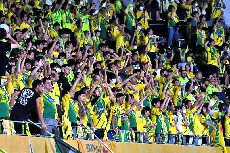 大きな声で選手を応援するジェフサポ。６連勝の原動力となっている＝２３日、フクアリ