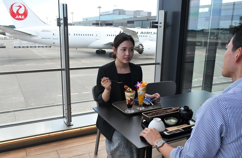 駐機中の航空機の眺めを楽しみながら食事ができるテラス席＝成田空港
