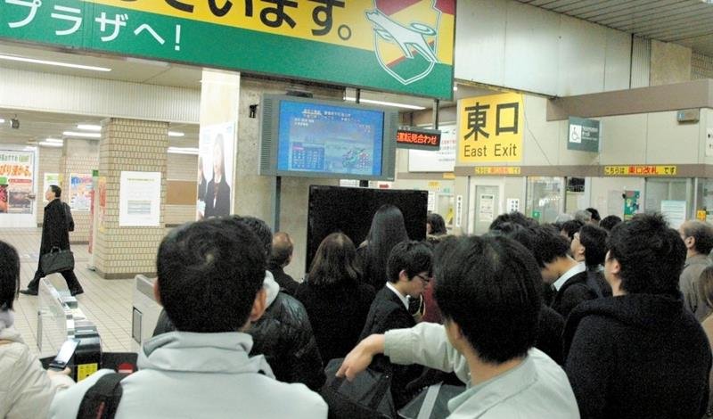 東日本大震災発生後、ＪＲ千葉駅前に集まった帰宅困難者ら＝２０１１年３月１１日
