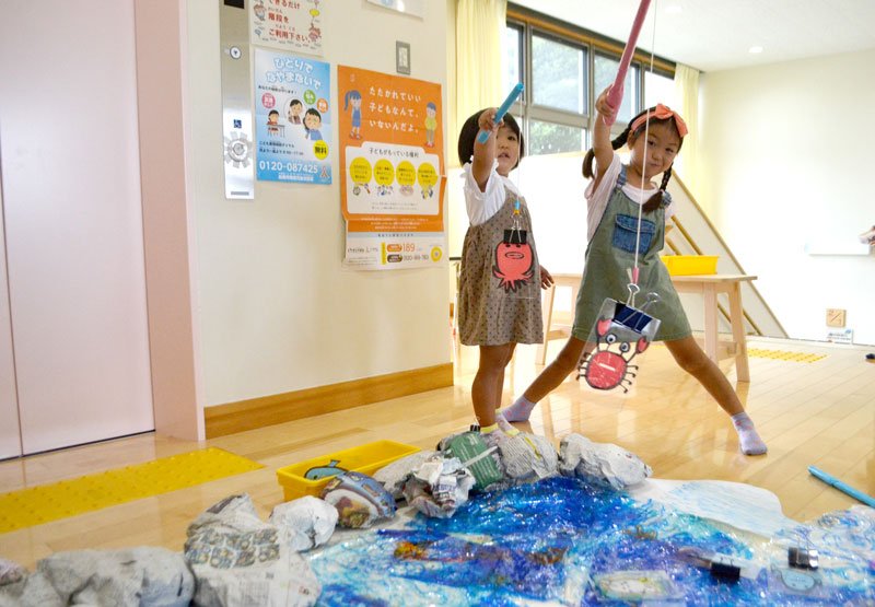 魚釣り遊びを楽しむ子どもたち＝船橋市の坪井児童ホーム