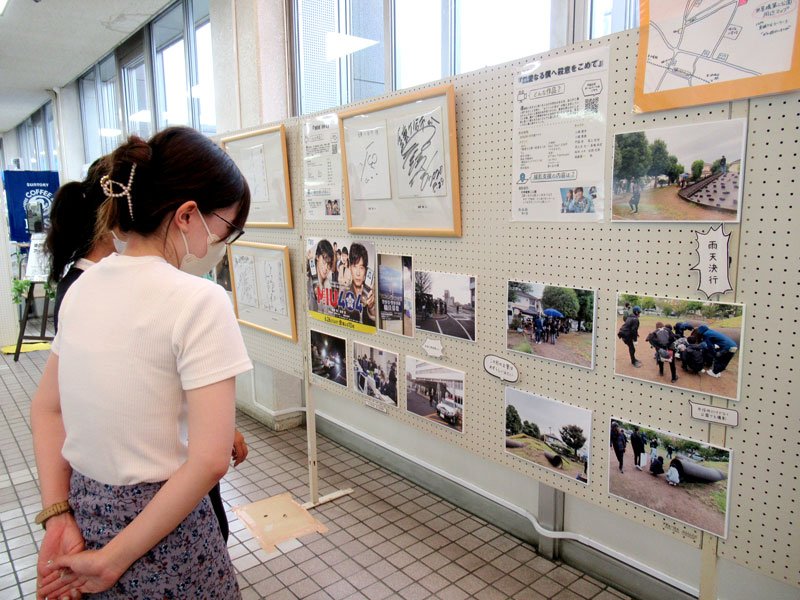 開催中の「鎌ケ谷市フィルムコミッション　パネル展」＝鎌ケ谷市役所