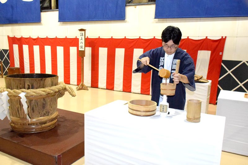 完成した「玄蕃蔵」を瓶に詰める儀式＝８日、銚子市