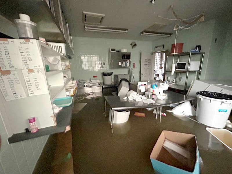浸水被害を受けた調理室＝８日午後５時４０分ごろ、茂原市八千代３（時の村　本館提供）