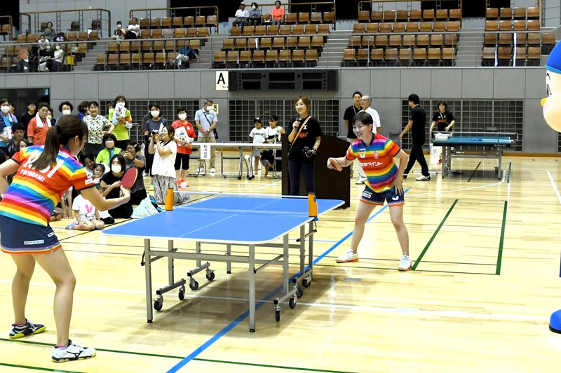寄贈した卓球台でラケットを握る芝田選手（右、旭市提供）
