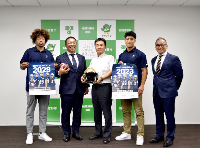 ホームで開幕戦を迎えるオービックシーガルズの李主将（右から２人目）と渡辺選手（左）＝習志野市役所