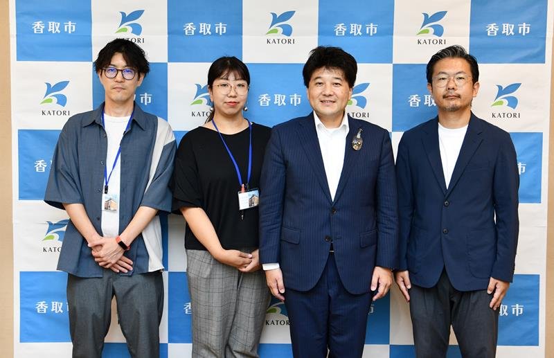 伊藤市長（右から2番目）から委嘱を受けた（左から）山崎さん、プレハノフさん、本宮さん＝香取市役所