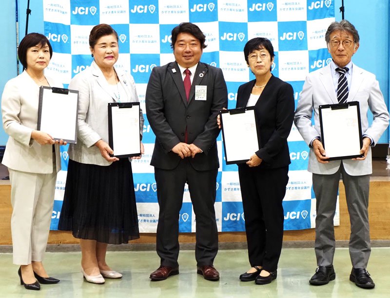 災害支援協定を締結した金見代理事長（中央）と君津地域４市の社会福祉協議会会長＝木更津市
