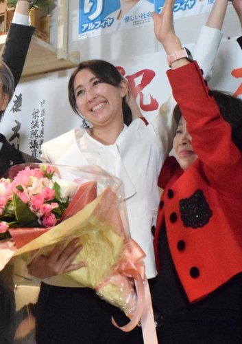 衆院千葉５区補選で当選確実の報を受け、支持者らと喜ぶ英利氏＝４月、市川市
