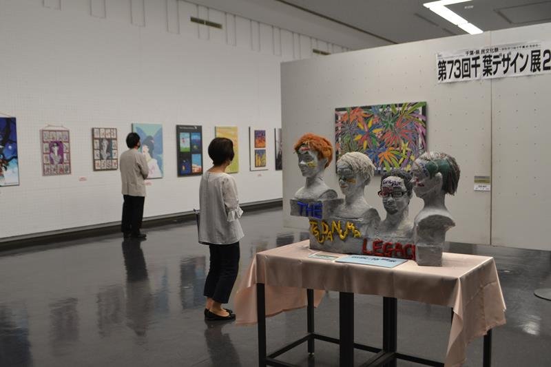 立体作品なども展示されている千葉デザイン展＝千葉市中央区の県立美術館
