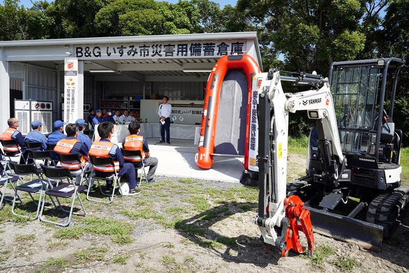 お披露目された災害用備蓄倉庫と配備機材＝いすみ市
