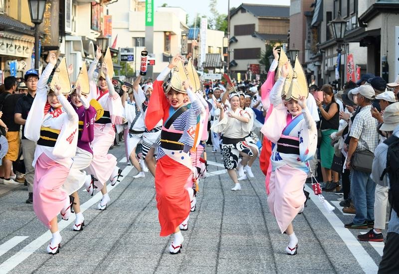 一糸乱れぬ動きが光る徳島県の阿波おどり＝成田市