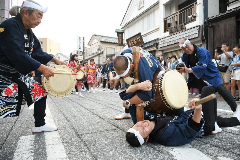 銚子はね太鼓や阿波おどり…　全国の演者一堂に　成田山参道で伝統芸能まつり　