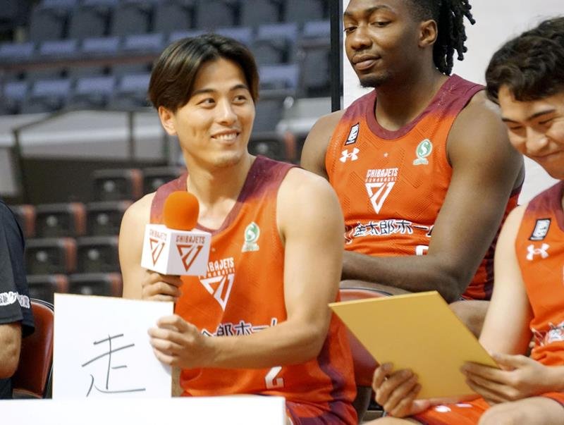 決起会で意気込みを語る千葉Ｊの富樫＝１５日、船橋アリーナ
