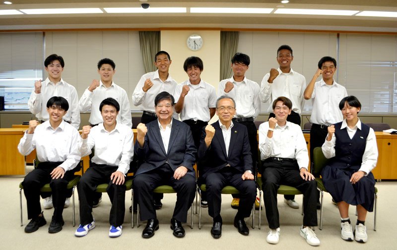 インターハイ優勝を報告する市立船橋高校体操部と陸上部の部員ら＝船橋市役所