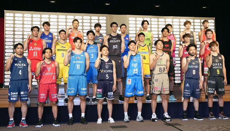 記者会見でポーズをとるバスケ男子Ｂリーグの選手。前列左から２人目は千葉Ｊの富樫＝東京都内（共同）
