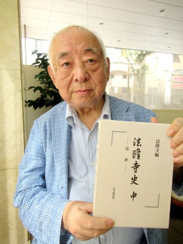 柏木さんと、提供した資料類が掲載された「法隆寺史　中」＝市川市