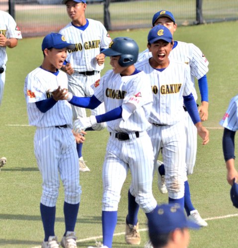 東海大市原望洋－中央学院　７回裏中央学院２死二塁、コールドを決める適時二塁打を放ち、仲間とタッチを交わす青木（中央）＝ゼットエー