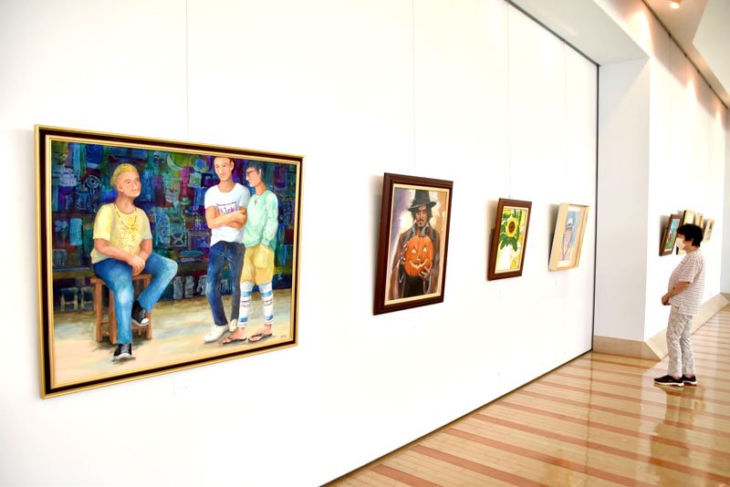 会員が描いた個性豊かな３２点が並ぶ「千倉パレットクラブ展」＝館山市