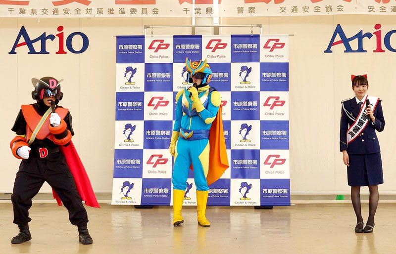一日警察署長を務めたチュバチュバワンダーランドの３人＝市原市のアリオ市原