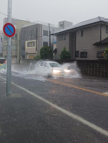 大雨で冠水した道路＝8日午前８時ごろ、茂原市
